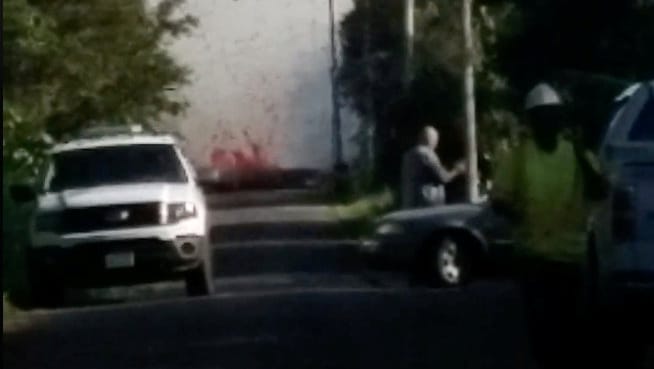 Lava eruptiert mitten auf einer Straße aus der Erde: Nach dem Ausbruch wurden mehrere Straßen auf Hawaiis Hauptinsel gesperrt. Lava eruptiert mitten auf einer Straße aus der Erde: Nach dem Ausbruch wurden mehrere Straßen auf Hawaiis Hauptinsel gesperrt.