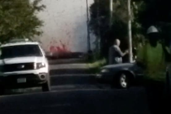 Lava eruptiert mitten auf einer Straße aus der Erde: Nach dem Ausbruch wurden mehrere Straßen auf Hawaiis Hauptinsel gesperrt.