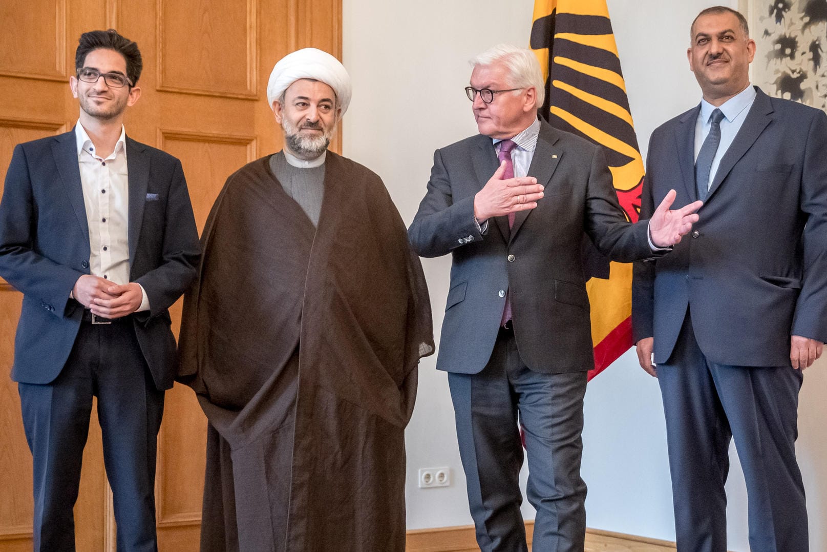 Der Bundespräsident mit muslimischen Männern im April: Frank-Walter Steinmeier (Zweiter von rechts) empfängt Vertreter der Islamischen Gemeinschaft der schiitischen Gemeinden Deutschlands (IGS). Unsere Kolumnistin Lamya Kaddor fragt: Wo bleiben da die Frauen?