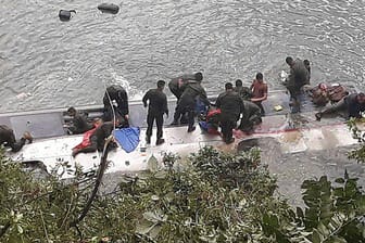Rettungskräfte im Einsatz: Bei einem Busunfall in Südchile sind mindestens zwei Militärs umgekommen.