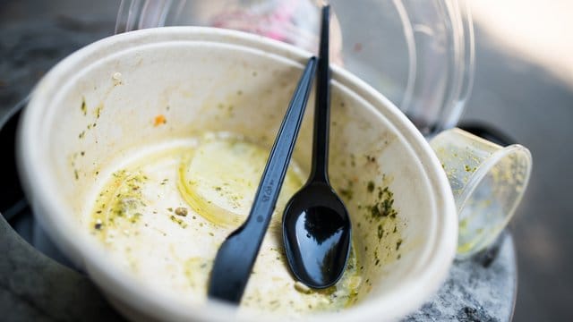 Plastikgeschirr in einem Mülleimer. Plastikgeschirr in einem Mülleimer.