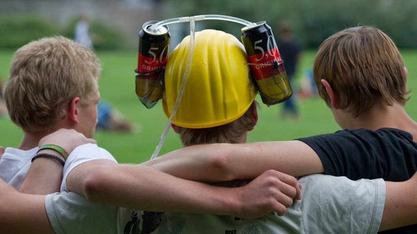 Erst am Kopf, dann im Kopf: Jugendliche feiern in Heidelberg mit Freunden auf den Neckarwiesen.