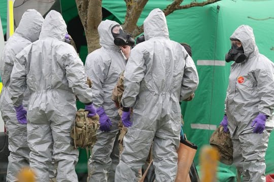 Britische Experten am Schauplatz der Nowitschok-Attacke auf den Ex-Spion Skripal.