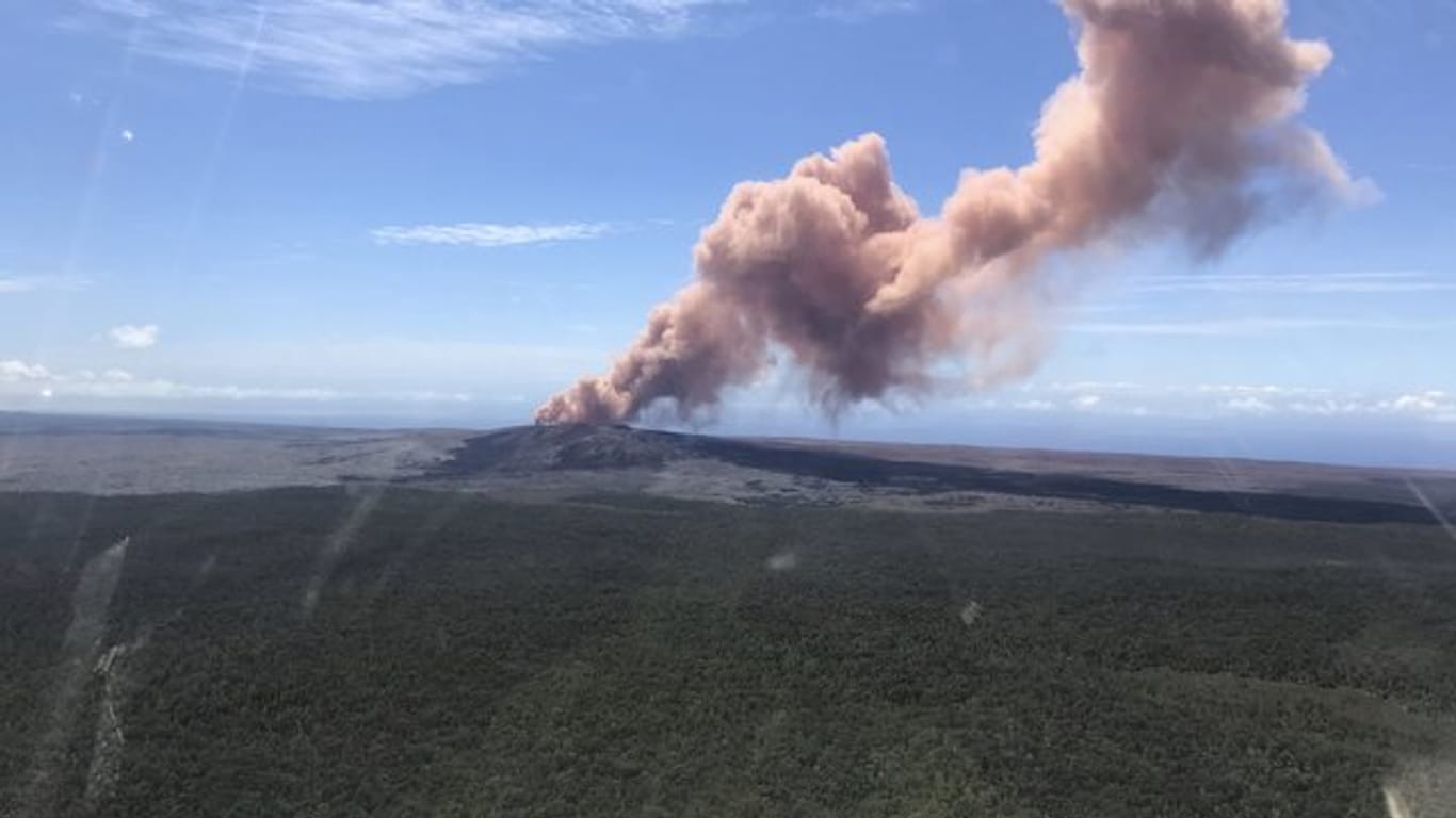 Rauch steigt aus dem Vulkan Kilauea auf.
