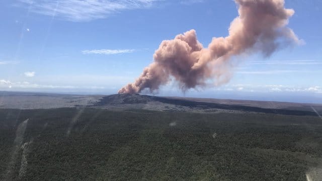 Rauch steigt aus dem Vulkan Kilauea auf. Rauch steigt aus dem Vulkan Kilauea auf.
