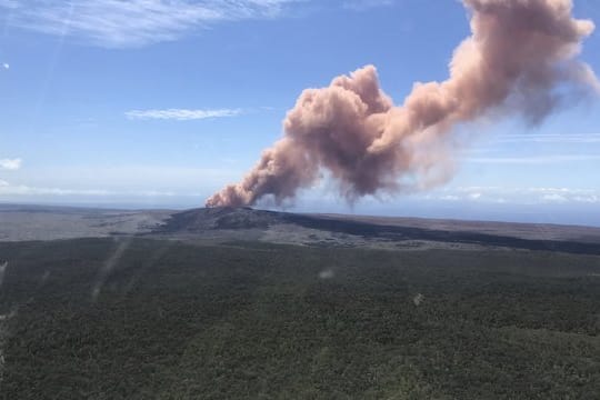 Rauch steigt aus dem Vulkan Kilauea auf.