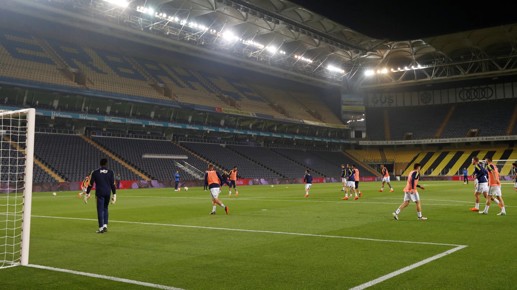 Keine Zuschauer, kein Besiktas: Die Spieler von Fenerbahce trainieren vor leeren Rängen. Keine Zuschauer, kein Besiktas: Die Spieler von Fenerbahce trainieren vor leeren Rängen.