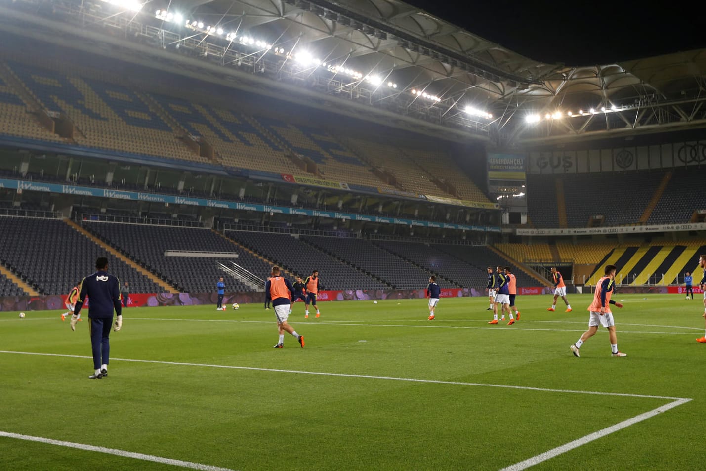 Keine Zuschauer, kein Besiktas: Die Spieler von Fenerbahce trainieren vor leeren Rängen.