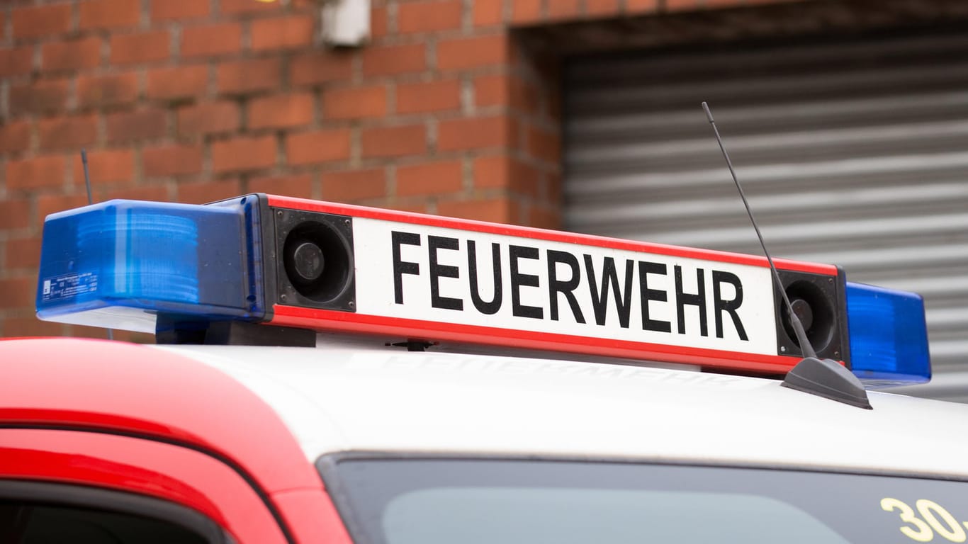 Ein Feuerwehrfahrzeug an einem Einsatzort (Symboldbild): Im niedersächsischen Peine ist der Saunabereich eines Fitnessstudios ausgebrannt.