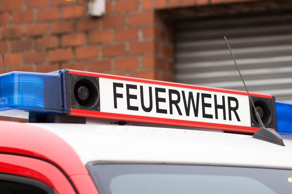 Ein Feuerwehrfahrzeug an einem Einsatzort (Symboldbild): Im niedersächsischen Peine ist der Saunabereich eines Fitnessstudios ausgebrannt.