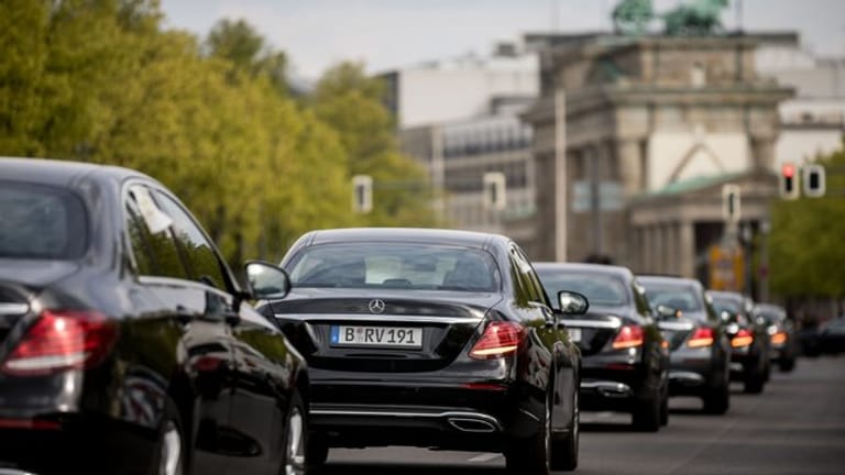 Fahrzeuge der Fahrbereitschaft des Deutschen Bundestags vor dem Brandenburger Tor in Berlin.