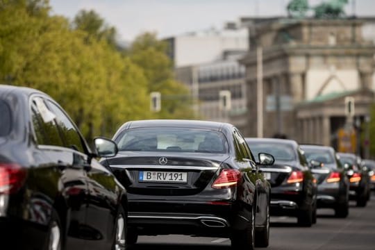 Fahrzeuge der Fahrbereitschaft des Deutschen Bundestags vor dem Brandenburger Tor in Berlin.