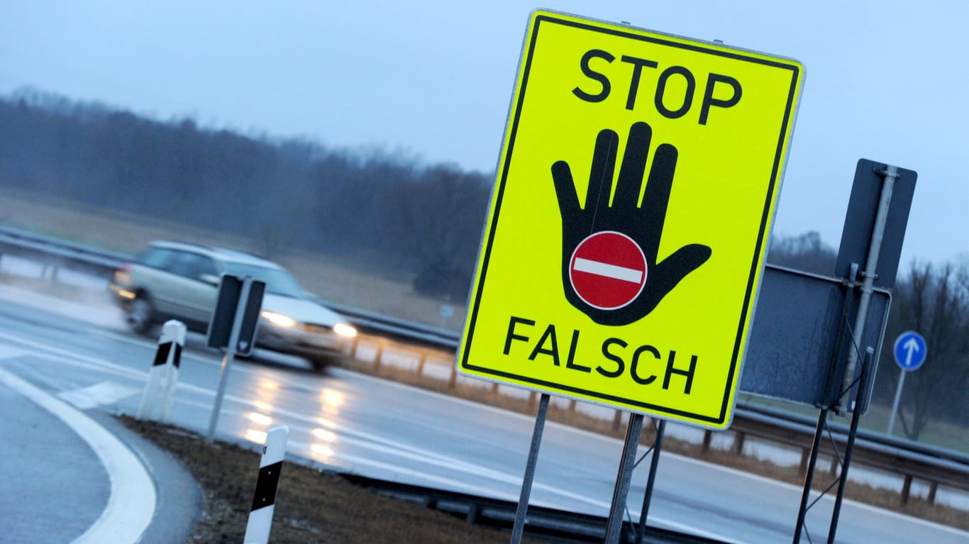 Ein Schild warnt an einer Autobahnauffahrt vor der Fahrt in die falsche Richtung: Den Geisterfahrer auf der A48 stoppte die Polizei nach etwa 30 Kilometern.