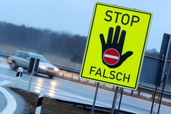 Ein Schild warnt an einer Autobahnauffahrt vor der Fahrt in die falsche Richtung: Den Geisterfahrer auf der A48 stoppte die Polizei nach etwa 30 Kilometern.