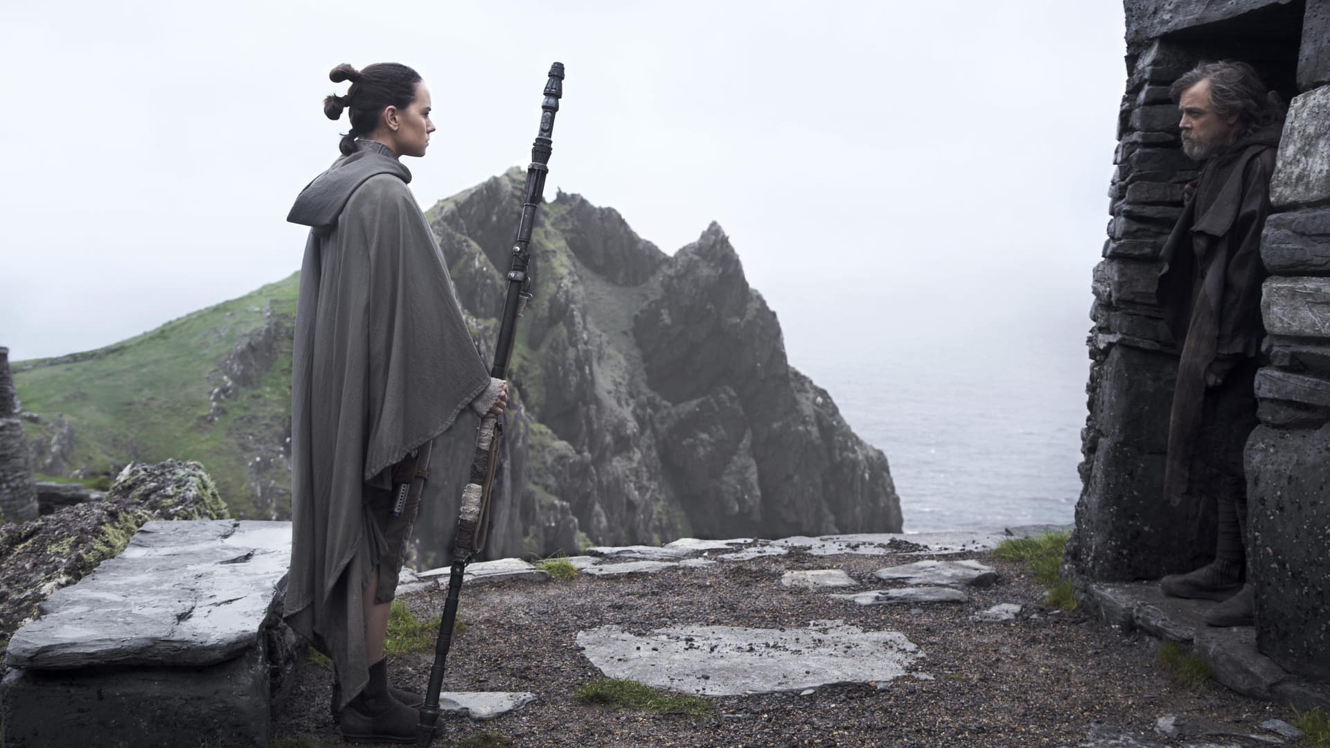 Rey (Daisy Ridley) mit Luke Skywalker (Mark Hamill): Im jüngsten Teil der "Star Wars"-Filmreihe will sich die Heldin zur Jedi-Ritterin ausbilden lassen.