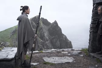 Rey (Daisy Ridley) mit Luke Skywalker (Mark Hamill): Im jüngsten Teil der "Star Wars"-Filmreihe will sich die Heldin zur Jedi-Ritterin ausbilden lassen.