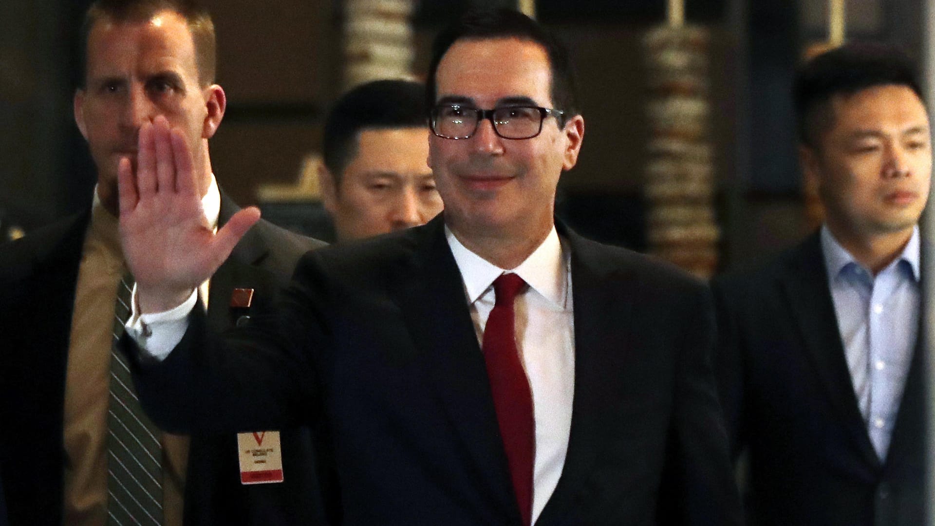 Steven Mnuchin am Donnerstag in Peking: Der US-Finanzminister leitet die hochrangige Delegation, die den Handelstreit mit China beilegen soll. Steven Mnuchin am Donnerstag in Peking: Der US-Finanzminister leitet die hochrangige Delegation, die den Handelstreit mit China beilegen soll.