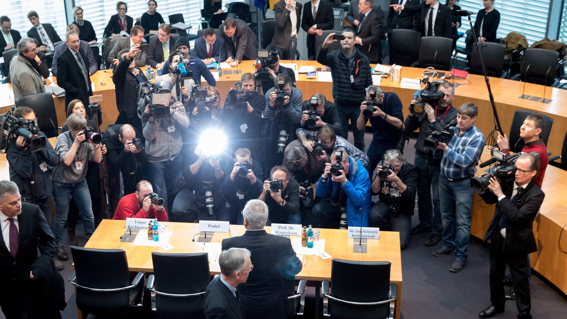 Ermittlungen auch in Deutschland: Im Abgas-Untersuchungsausschuss des Bundestages trat Winterkorn noch als Zeuge auf. Jetzt hat sich seine Rolle schlagartig geändert.