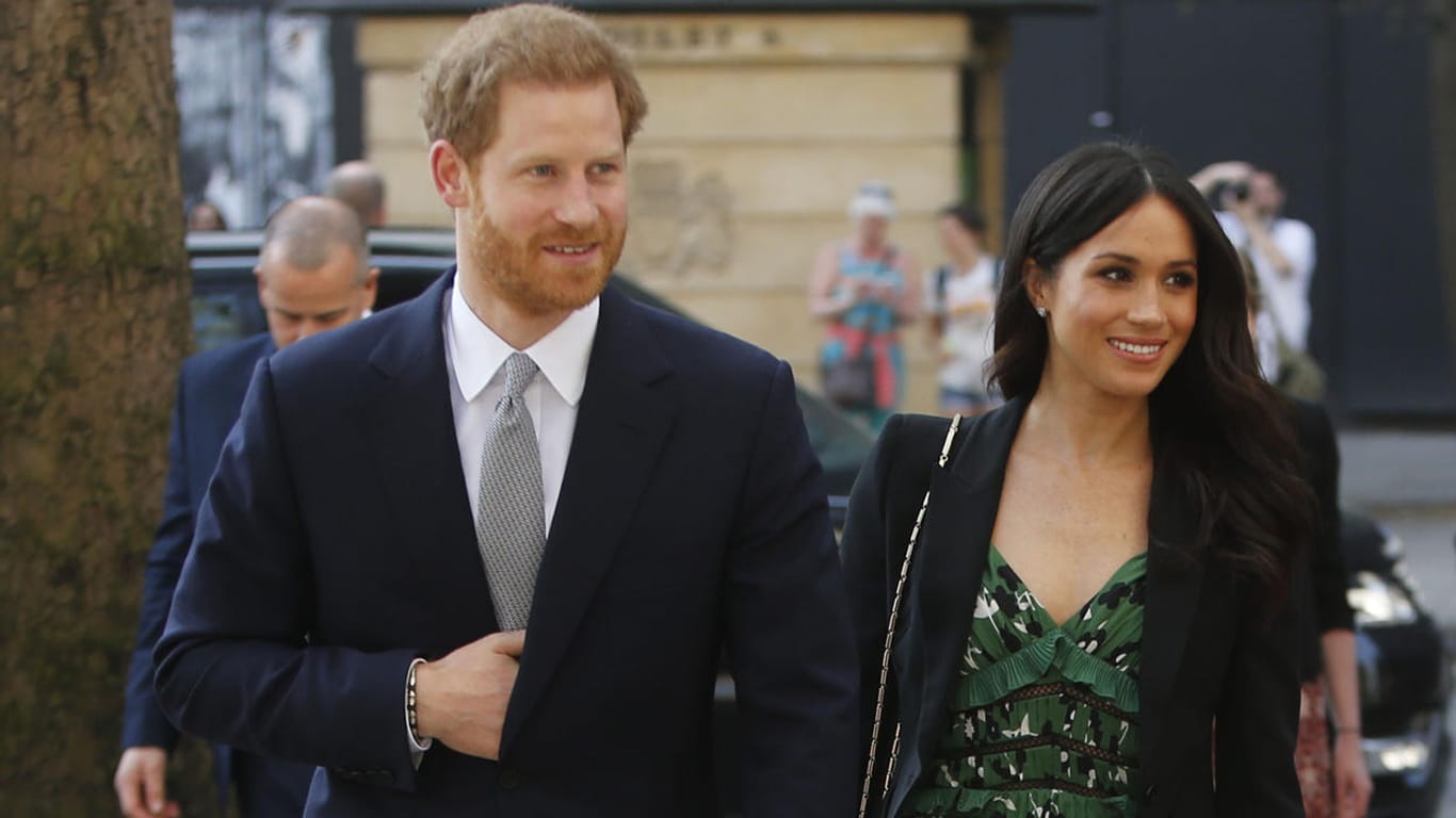 Prinz Harry und Meghan Markle: Gut ein Jahr nachdem ihre Beziehung offiziell wurde verkündete der Palast die Verlobung des Paares.