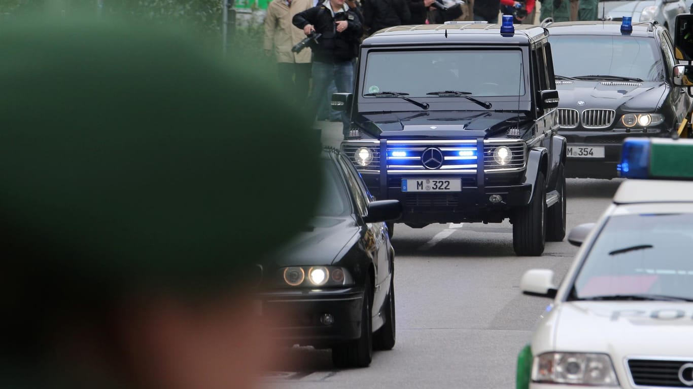 Fahrzeuge mit den Angeklagten fahren am Gericht in München vor. (Archivbild vom 06.05.2013)