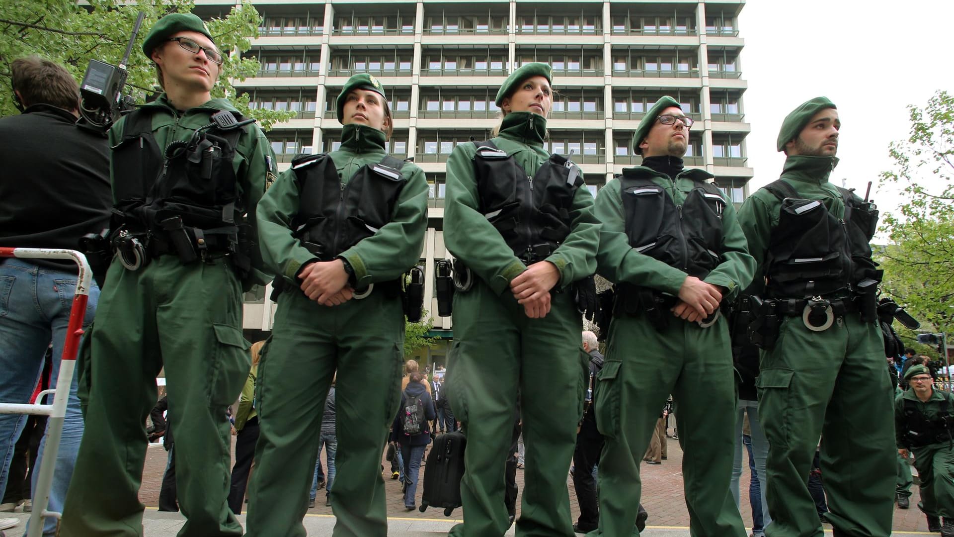 Polizisten stehen vor dem Gebäude des Oberlandesgerichts, wo der Prozess um die Morde und Terroranschläge des NSU begann. (Archivbild vom 06.05.2013)