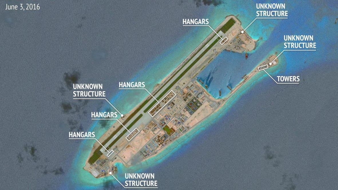 Satellitenaufnahme des Fiery-Cross-Riff vom Juni 2016: Das Eiland gehört zu den Spratly-Inseln, China soll dort nun Raketen stationiert haben.