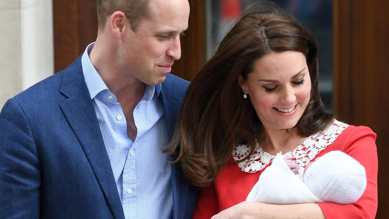 Royal Baby The Duke and Duchess of Cambridge with their newborn son outside the Lindo Wing at St Mar