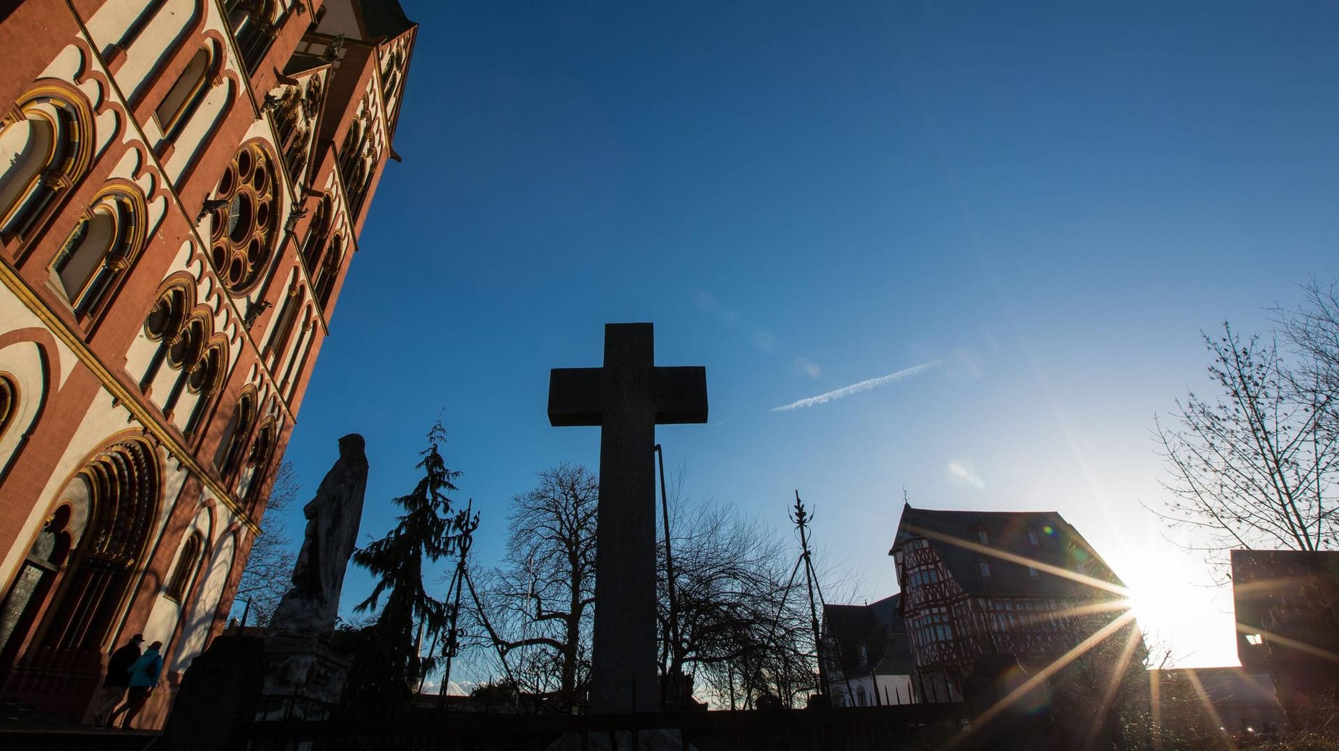 Der Bischofssitze des Bistums Limburg: Wegen Kinderporno-Besitz muss ein Mitarbeiter des Bistums 12.000 Euro zahlen. Der Bischofssitze des Bistums Limburg: Wegen Kinderporno-Besitz muss ein Mitarbeiter des Bistums 12.000 Euro zahlen.