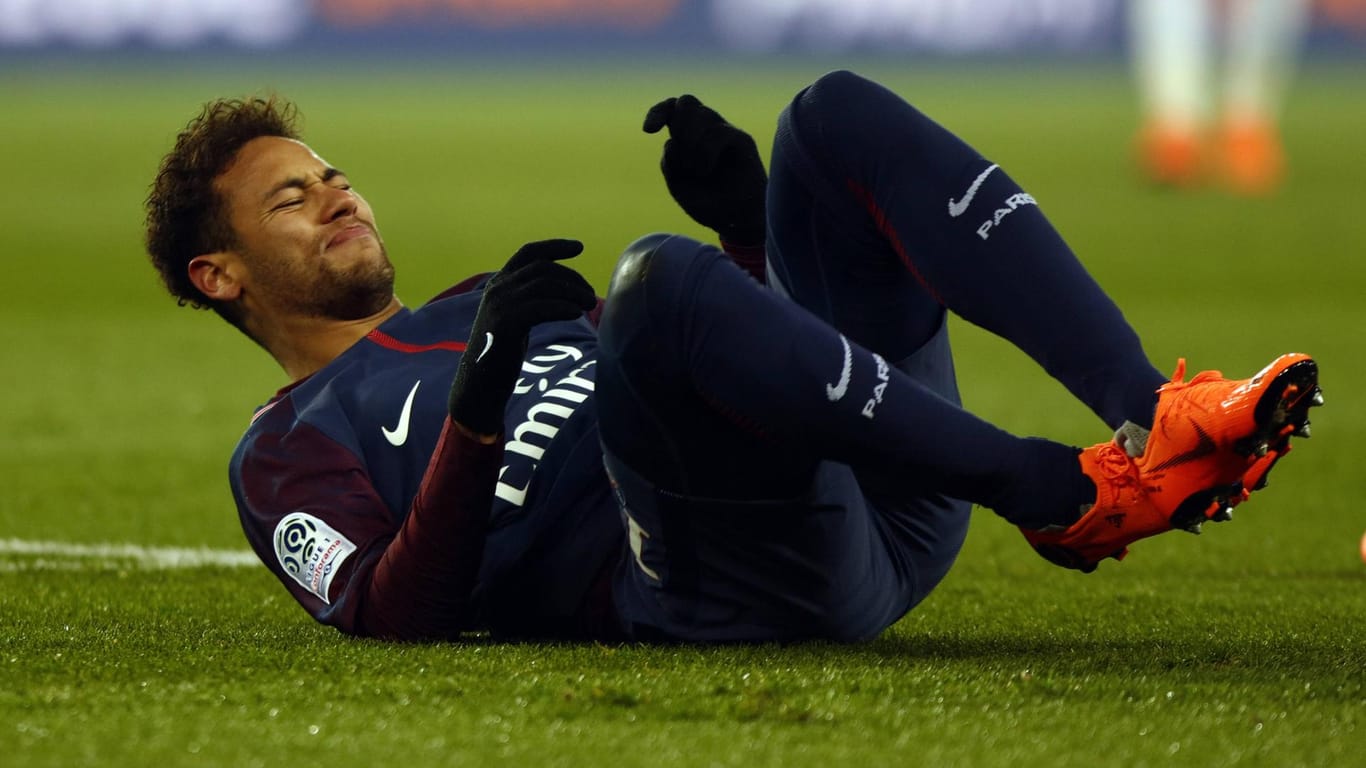 Neymar mit schmerzverzerrtem Gesicht: Der Brasilianer verletzte sich Ende Februar im Ligaspiel gegen Olympique Marseille.