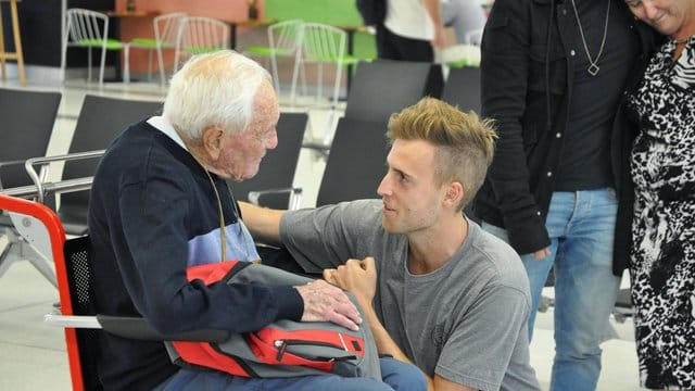 Letzte Reise: David Goodall, australischer Wissenschaftler und Professor, verabschiedet sich am Flughafen in Perth von seinem Enkel. Letzte Reise: David Goodall, australischer Wissenschaftler und Professor, verabschiedet sich am Flughafen in Perth von seinem Enkel.
