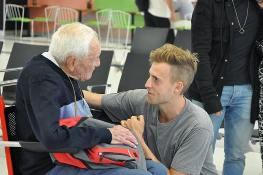 Letzte Reise: David Goodall, australischer Wissenschaftler und Professor, verabschiedet sich am Flughafen in Perth von seinem Enkel.