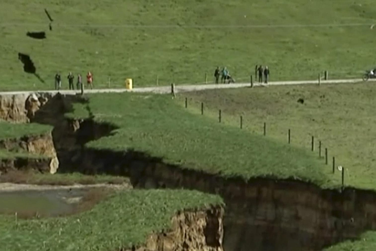 Ein Krater auf einer Farm in Neuseeland: Nach starken Regenfällen hat sich ein 20 Meter tiefer Krater Nahe eines Bauernhofes gebildet.