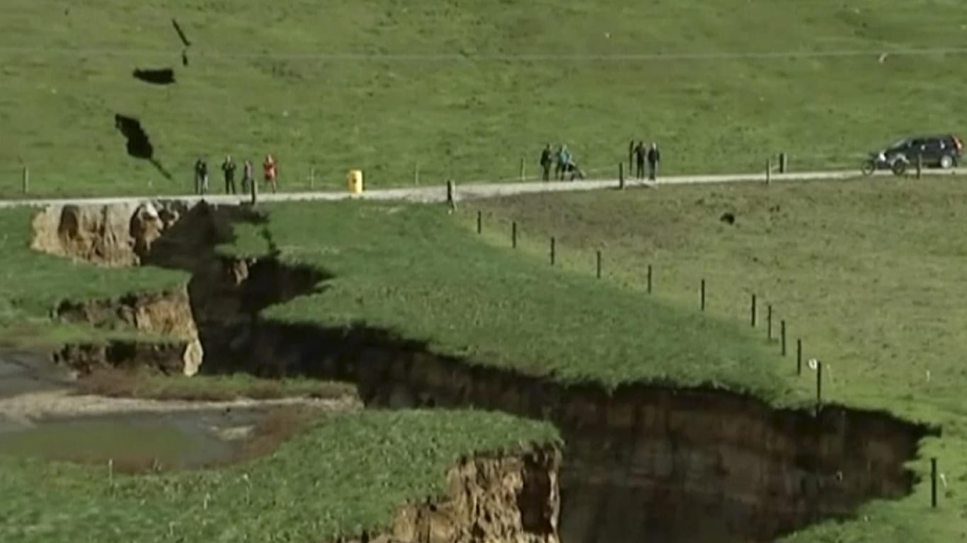 Ein Krater auf einer Farm in Neuseeland: Nach starken Regenfällen hat sich ein 20 Meter tiefer Krater Nahe eines Bauernhofes gebildet.