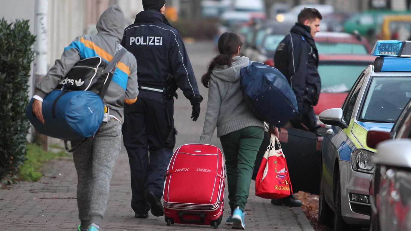 Polizisten begleiten abgelehnte Asylbewerber: In Baden-Württember scheitert jede dritte Abschiebung an falschen Wohnortangaben.