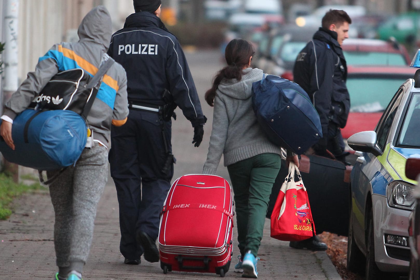 Polizisten begleiten abgelehnte Asylbewerber: In Baden-Württember scheitert jede dritte Abschiebung an falschen Wohnortangaben.