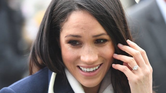 Meghan Markle wird von ihrem Vater zum Altar geführt.