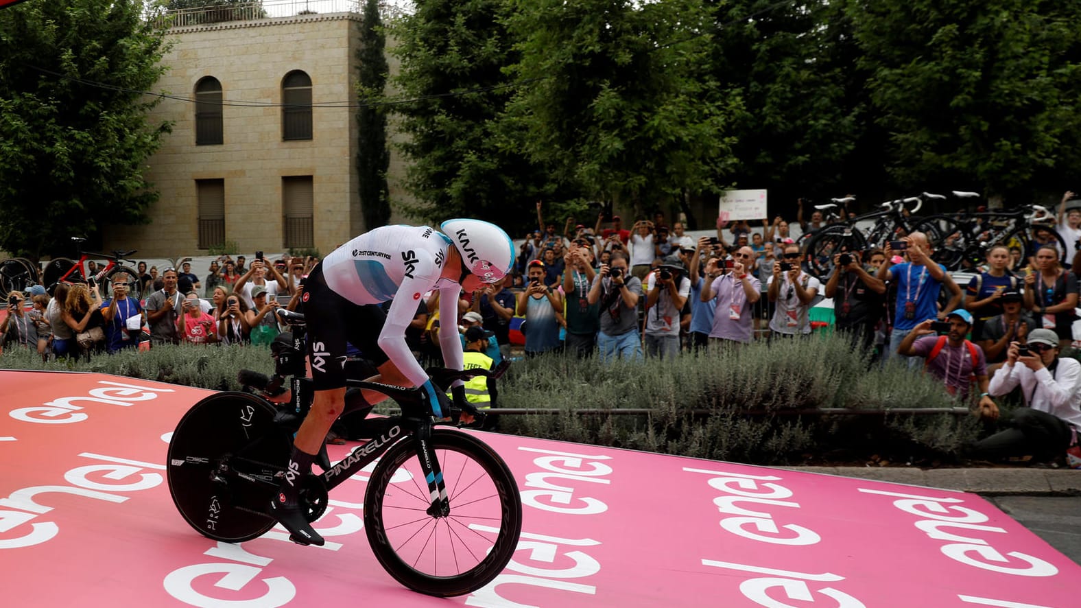 Chris Froome beim Start. Für ihn war es ein rabenschwarzer Tag.