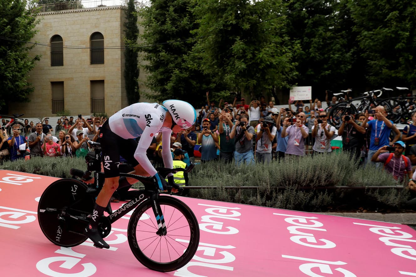 Chris Froome beim Start. Für ihn war es ein rabenschwarzer Tag.