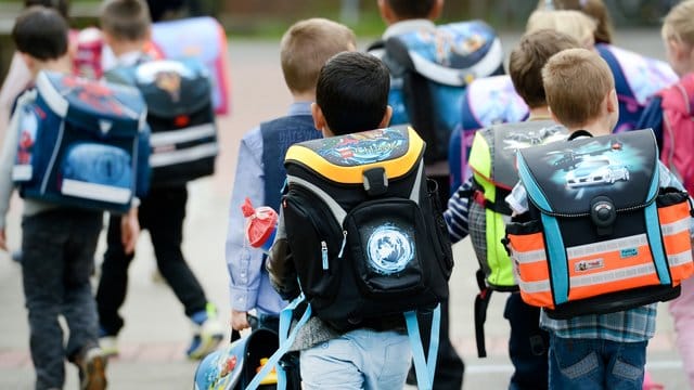 Erstklässler gehen mit ihren Ranzen und Zuckertüten zum ersten Mal in ihre Grundschule. Erstklässler gehen mit ihren Ranzen und Zuckertüten zum ersten Mal in ihre Grundschule.