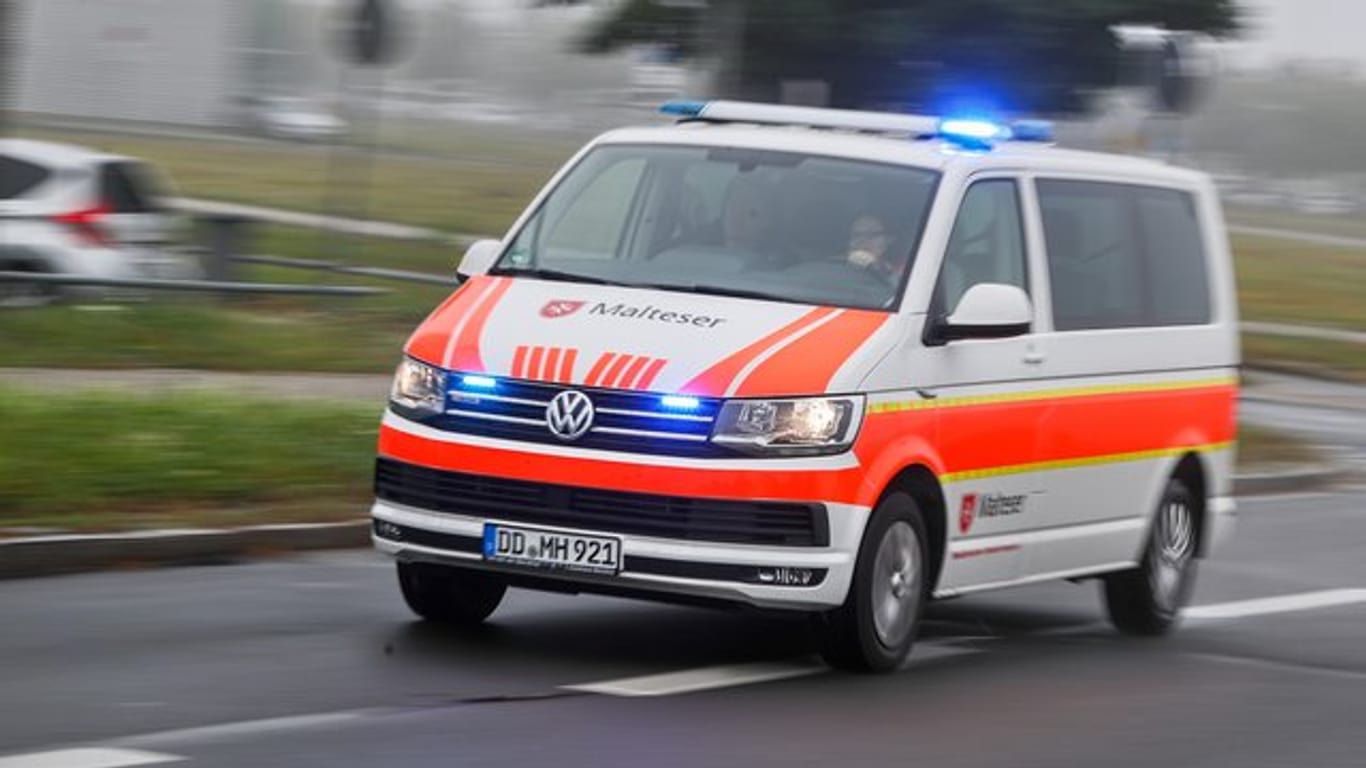 Ein Krankenwagen der Malteser fährt mit Blaulicht. Im Saarland wurde ein Rettungswagen während einer Blaulichtfahrt beschossen (Symbolbild).