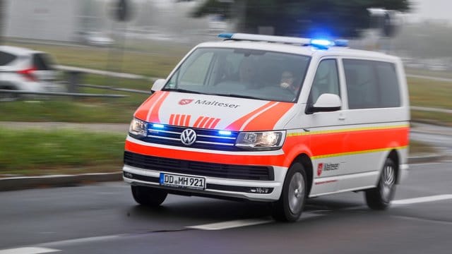 Ein Krankenwagen der Malteser fährt mit Blaulicht. Im Saarland wurde ein Rettungswagen während einer Blaulichtfahrt beschossen (Symbolbild). Ein Krankenwagen der Malteser fährt mit Blaulicht. Im Saarland wurde ein Rettungswagen während einer Blaulichtfahrt beschossen (Symbolbild).
