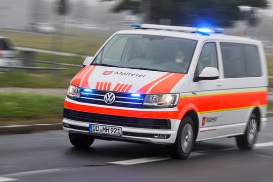 Ein Krankenwagen der Malteser fährt mit Blaulicht. Im Saarland wurde ein Rettungswagen während einer Blaulichtfahrt beschossen (Symbolbild).