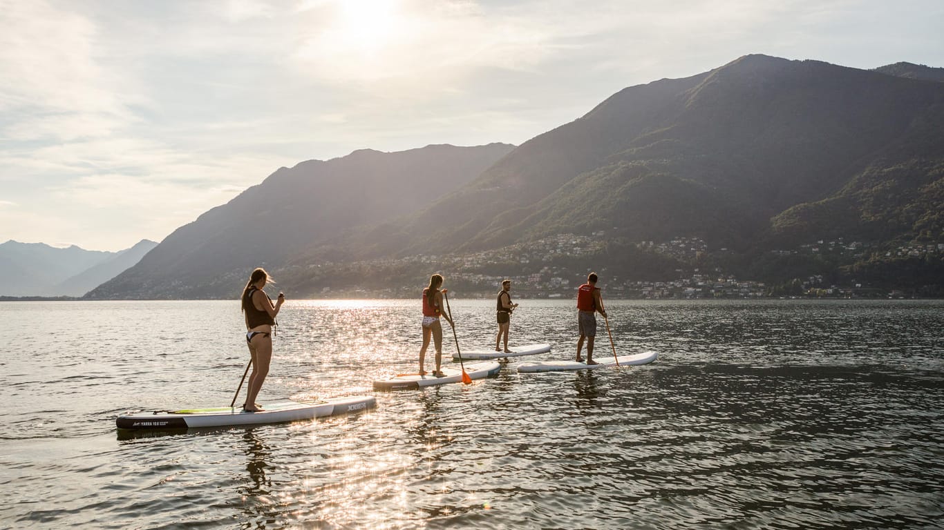 Stand-up-Paddling auf dem Lago Maggiore: Die Seen Norditaliens locken Wassersportler.