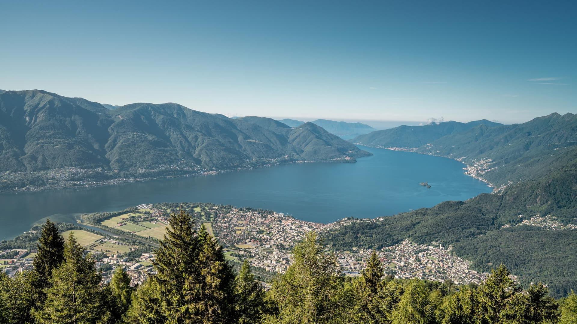 Panoramablick: Der Lago Maggiore mit Ascona und den Brissago-Inseln.