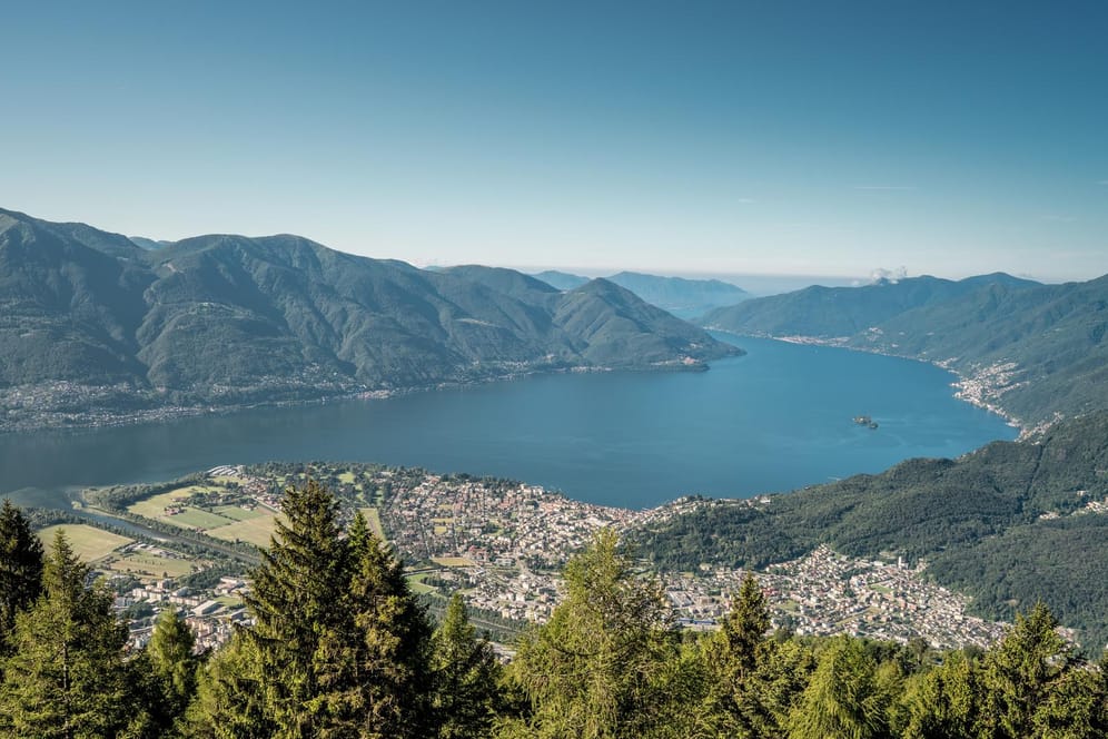 Panoramablick: Der Lago Maggiore mit Ascona und den Brissago-Inseln.