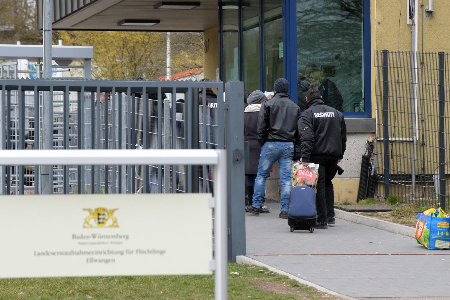 Eingang zur Flüchtlingsunterkunft in Ellwangen: Migranten verhinderten in der Nacht zu Montag eine Abschiebung.
