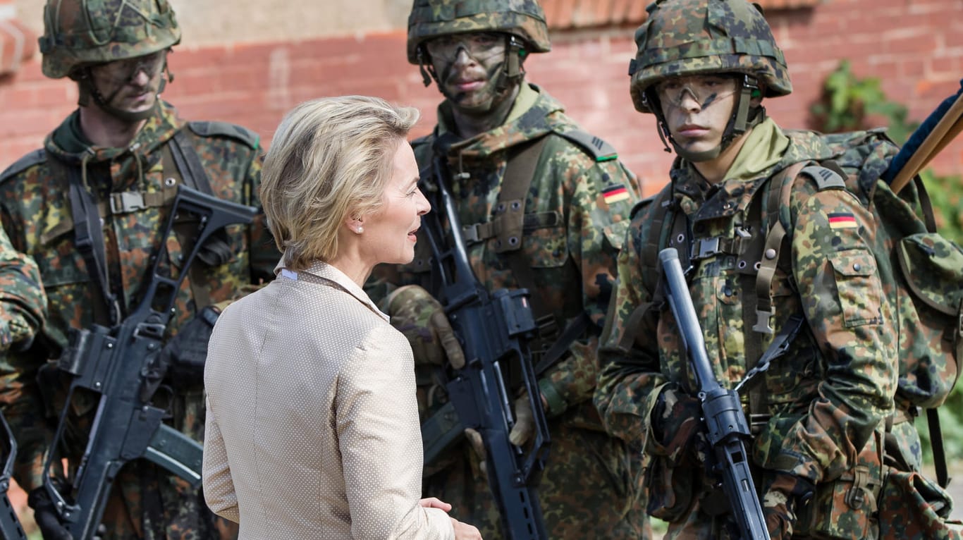 Truppenbesuch in Hammelburg (Bayern): Verteidigungsministerin Ursula von der Leyen will die Bundeswehr umbauen.