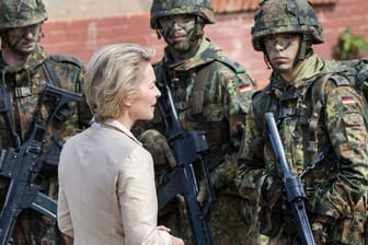 Truppenbesuch in Hammelburg (Bayern): Verteidigungsministerin Ursula von der Leyen will die Bundeswehr umbauen.