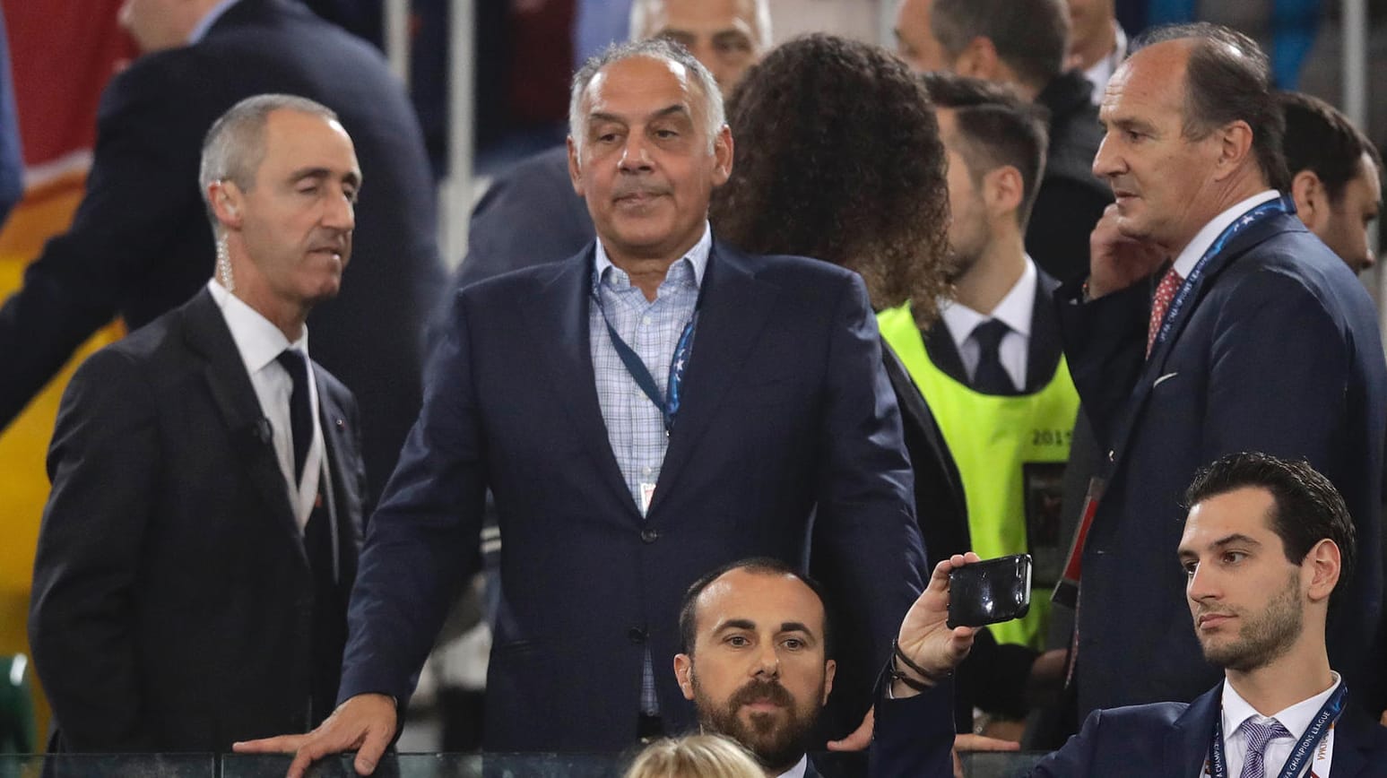 James Pallotta (Mitte) auf der Tribüne. Er wetterte nach dem Aus gegen Liverpool gegen den Schiedsrichter und die Uefa. James Pallotta (Mitte) auf der Tribüne. Er wetterte nach dem Aus gegen Liverpool gegen den Schiedsrichter und die Uefa.