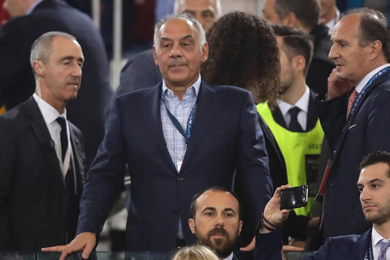 James Pallotta (Mitte) auf der Tribüne. Er wetterte nach dem Aus gegen Liverpool gegen den Schiedsrichter und die Uefa.